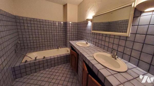 A VENDRE COLLOBRIERES (VAR) - 83610 - MAISON DE VILLAGE 128 M2 COMPOSEE DE 3 APPARTEMENTS + CAV...