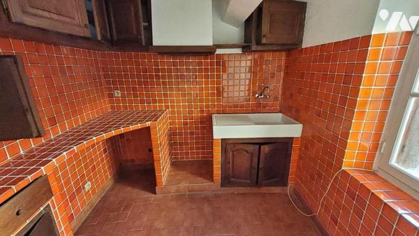 A VENDRE COLLOBRIERES (VAR) - 83610 - MAISON DE VILLAGE 128 M2 COMPOSEE DE 3 APPARTEMENTS + CAV...