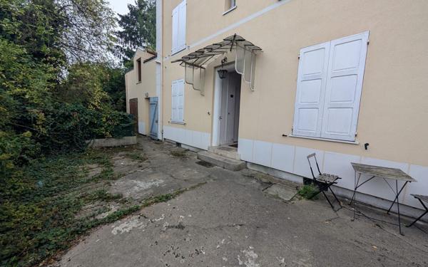 Immeuble à vendre    10 pièces • 162 m2 Ris-Orangis