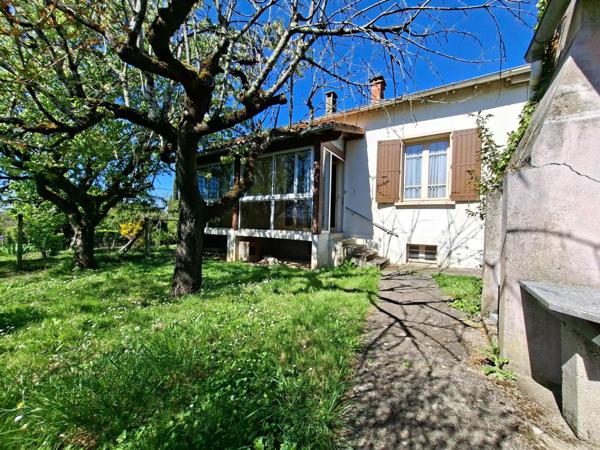 Maison de 4 pièces avec comble et sous-sol total.