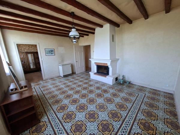 Maison de 4 pièces avec comble et sous-sol total.