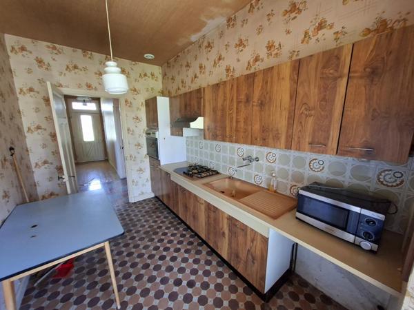 Maison de 4 pièces avec comble et sous-sol total.