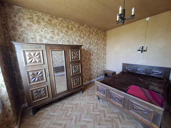 Maison de 4 pièces avec comble et sous-sol total.