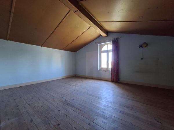 Maison de 4 pièces avec comble et sous-sol total.