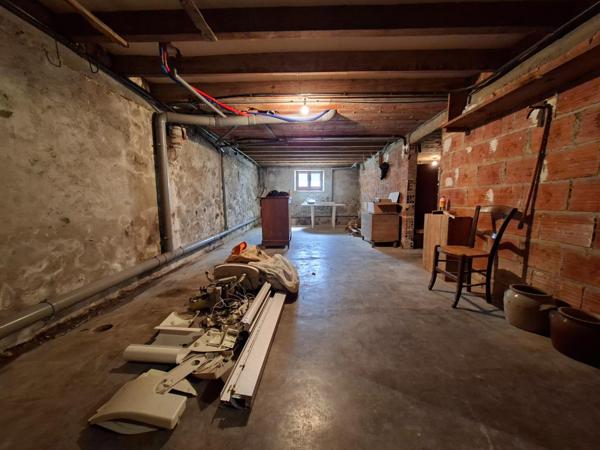 Maison de 4 pièces avec comble et sous-sol total.