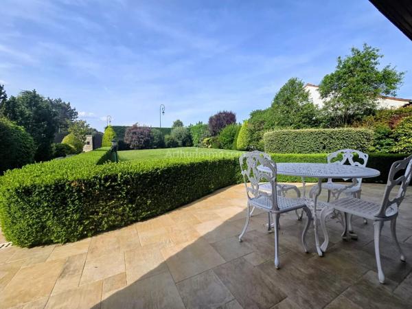 Vente                                                      Maison
                        
                     8 pièces                      260 m2                     à Santeny