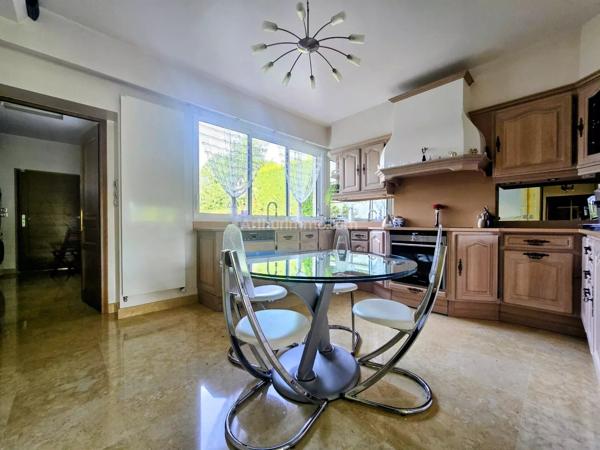 Vente                                                      Maison
                        
                     8 pièces                      260 m2                     à Santeny