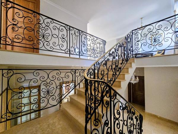 Vente                                                      Maison
                        
                     8 pièces                      260 m2                     à Santeny