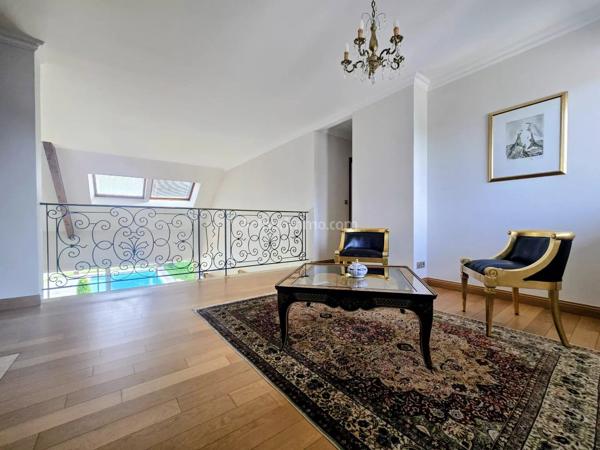 Vente                                                      Maison
                        
                     8 pièces                      260 m2                     à Santeny