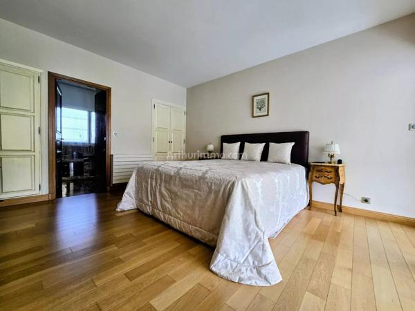 Vente                                                      Maison
                        
                     8 pièces                      260 m2                     à Santeny