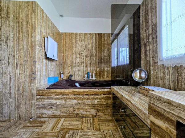 Vente                                                      Maison
                        
                     8 pièces                      260 m2                     à Santeny