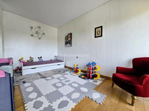 Vente                                                      Maison
                        
                     8 pièces                      260 m2                     à Santeny