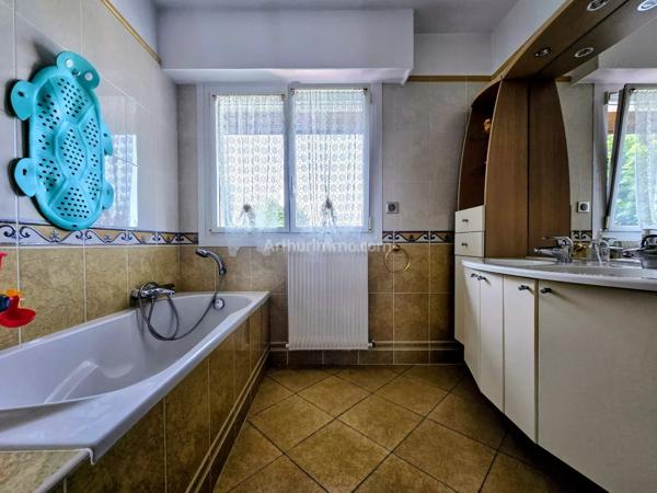 Vente                                                      Maison
                        
                     8 pièces                      260 m2                     à Santeny
