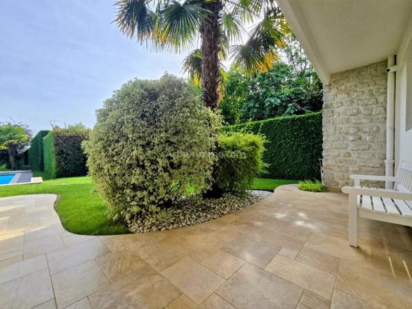 Vente                                                      Maison
                        
                     8 pièces                      260 m2                     à Santeny