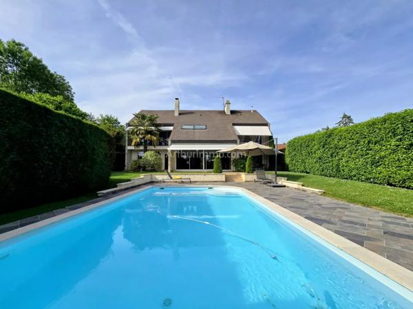 Vente                                                      Maison
                        
                     8 pièces                      260 m2                     à Santeny