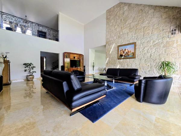 Vente                                                      Maison
                        
                     8 pièces                      260 m2                     à Santeny