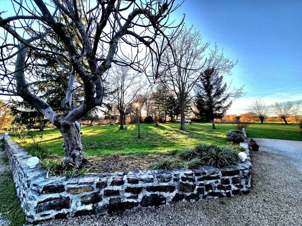 Mas en pierre au calme avec terrain 6065 m2 et garages Salindres (30340)