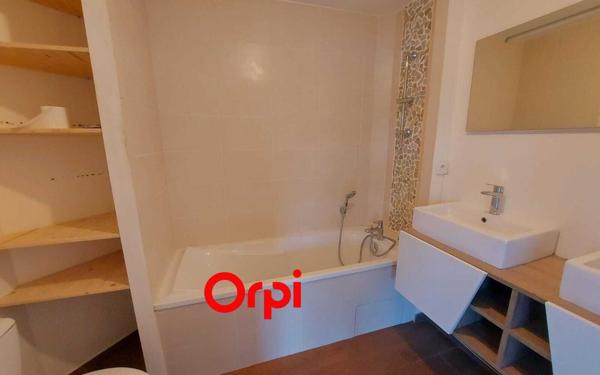 Appartement à vendre    2 pièces • 42,83 m2 Saint-Étienne-de-Saint-Geoirs