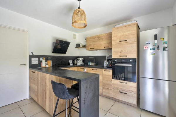 Sainte-Foy-lès-Lyon – Appartement T3 de 66 m² avec jardin privatif de 108 m², terrasse, balcon et garage