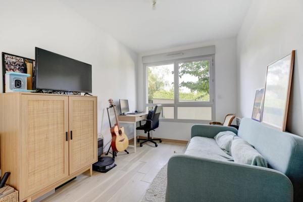 Sainte-Foy-lès-Lyon – Appartement T3 de 66 m² avec jardin privatif de 108 m², terrasse, balcon et garage