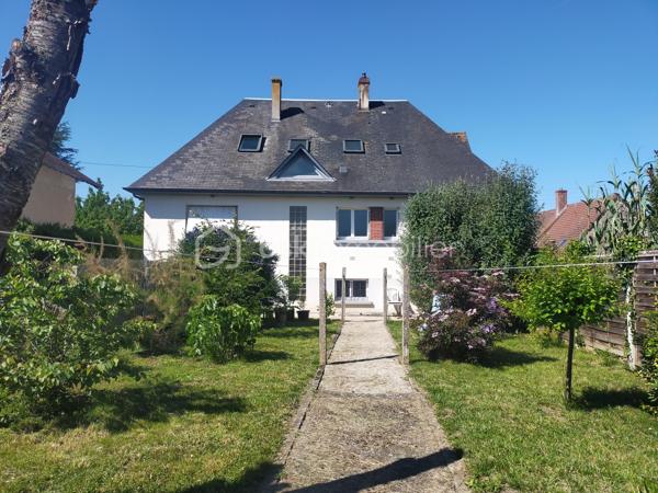 Située à VILLEBAROU, cette magnifique maison offre une superficie généreuse de 180 m². Construite en 1972, cette propriété séduira ceux en quête d'un cadre de vie alliant confort et espace.

Sous-sol de 125 m².

Avec ses 7 pièces, vous apprécierez l'agencement harmonieux de son intérieur. Un séjour/salon accueillant pour vos moments de convivialité et une cuisine bien pensée pour les amateurs de gastronomie. L'ensemble se complète par des chambres lumineuses, offrant une véritable intimité.

Sur un terrain de 700 m², cette maison présente un potentiel immense grâce à son architecture solide et sa véranda de 21 m².

Située à quelques encablures des commerces, des écoles et des principales lignes de transports en commun, elle promet un quotidien facile et agréable.
Terrain entièrement clos et portail électrique.

**Contactez Éric Dubois pour plus de détails et une visite.**