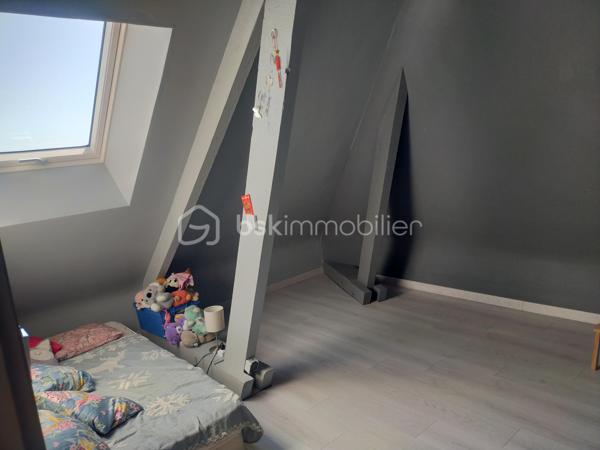 Située à VILLEBAROU, cette magnifique maison offre une superficie généreuse de 180 m². Construite en 1972, cette propriété séduira ceux en quête d'un cadre de vie alliant confort et espace.

Sous-sol de 125 m².

Avec ses 7 pièces, vous apprécierez l'agencement harmonieux de son intérieur. Un séjour/salon accueillant pour vos moments de convivialité et une cuisine bien pensée pour les amateurs de gastronomie. L'ensemble se complète par des chambres lumineuses, offrant une véritable intimité.

Sur un terrain de 700 m², cette maison présente un potentiel immense grâce à son architecture solide et sa véranda de 21 m².

Située à quelques encablures des commerces, des écoles et des principales lignes de transports en commun, elle promet un quotidien facile et agréable.
Terrain entièrement clos et portail électrique.

**Contactez Éric Dubois pour plus de détails et une visite.**