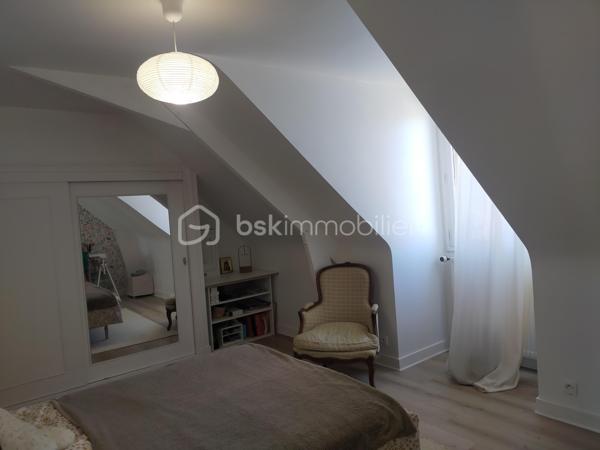 Située à VILLEBAROU, cette magnifique maison offre une superficie généreuse de 180 m². Construite en 1972, cette propriété séduira ceux en quête d'un cadre de vie alliant confort et espace.

Sous-sol de 125 m².

Avec ses 7 pièces, vous apprécierez l'agencement harmonieux de son intérieur. Un séjour/salon accueillant pour vos moments de convivialité et une cuisine bien pensée pour les amateurs de gastronomie. L'ensemble se complète par des chambres lumineuses, offrant une véritable intimité.

Sur un terrain de 700 m², cette maison présente un potentiel immense grâce à son architecture solide et sa véranda de 21 m².

Située à quelques encablures des commerces, des écoles et des principales lignes de transports en commun, elle promet un quotidien facile et agréable.
Terrain entièrement clos et portail électrique.

**Contactez Éric Dubois pour plus de détails et une visite.**