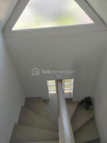 Située à VILLEBAROU, cette magnifique maison offre une superficie généreuse de 180 m². Construite en 1972, cette propriété séduira ceux en quête d'un cadre de vie alliant confort et espace.

Sous-sol de 125 m².

Avec ses 7 pièces, vous apprécierez l'agencement harmonieux de son intérieur. Un séjour/salon accueillant pour vos moments de convivialité et une cuisine bien pensée pour les amateurs de gastronomie. L'ensemble se complète par des chambres lumineuses, offrant une véritable intimité.

Sur un terrain de 700 m², cette maison présente un potentiel immense grâce à son architecture solide et sa véranda de 21 m².

Située à quelques encablures des commerces, des écoles et des principales lignes de transports en commun, elle promet un quotidien facile et agréable.
Terrain entièrement clos et portail électrique.

**Contactez Éric Dubois pour plus de détails et une visite.**