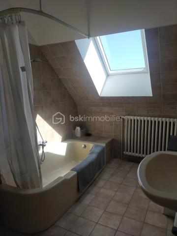 Située à VILLEBAROU, cette magnifique maison offre une superficie généreuse de 180 m². Construite en 1972, cette propriété séduira ceux en quête d'un cadre de vie alliant confort et espace.

Sous-sol de 125 m².

Avec ses 7 pièces, vous apprécierez l'agencement harmonieux de son intérieur. Un séjour/salon accueillant pour vos moments de convivialité et une cuisine bien pensée pour les amateurs de gastronomie. L'ensemble se complète par des chambres lumineuses, offrant une véritable intimité.

Sur un terrain de 700 m², cette maison présente un potentiel immense grâce à son architecture solide et sa véranda de 21 m².

Située à quelques encablures des commerces, des écoles et des principales lignes de transports en commun, elle promet un quotidien facile et agréable.
Terrain entièrement clos et portail électrique.

**Contactez Éric Dubois pour plus de détails et une visite.**