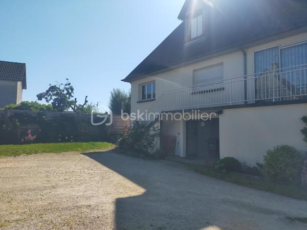 Située à VILLEBAROU, cette magnifique maison offre une superficie généreuse de 180 m². Construite en 1972, cette propriété séduira ceux en quête d'un cadre de vie alliant confort et espace.

Sous-sol de 125 m².

Avec ses 7 pièces, vous apprécierez l'agencement harmonieux de son intérieur. Un séjour/salon accueillant pour vos moments de convivialité et une cuisine bien pensée pour les amateurs de gastronomie. L'ensemble se complète par des chambres lumineuses, offrant une véritable intimité.

Sur un terrain de 700 m², cette maison présente un potentiel immense grâce à son architecture solide et sa véranda de 21 m².

Située à quelques encablures des commerces, des écoles et des principales lignes de transports en commun, elle promet un quotidien facile et agréable.
Terrain entièrement clos et portail électrique.

**Contactez Éric Dubois pour plus de détails et une visite.**