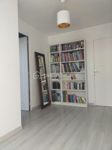 Située à VILLEBAROU, cette magnifique maison offre une superficie généreuse de 180 m². Construite en 1972, cette propriété séduira ceux en quête d'un cadre de vie alliant confort et espace.

Sous-sol de 125 m².

Avec ses 7 pièces, vous apprécierez l'agencement harmonieux de son intérieur. Un séjour/salon accueillant pour vos moments de convivialité et une cuisine bien pensée pour les amateurs de gastronomie. L'ensemble se complète par des chambres lumineuses, offrant une véritable intimité.

Sur un terrain de 700 m², cette maison présente un potentiel immense grâce à son architecture solide et sa véranda de 21 m².

Située à quelques encablures des commerces, des écoles et des principales lignes de transports en commun, elle promet un quotidien facile et agréable.
Terrain entièrement clos et portail électrique.

**Contactez Éric Dubois pour plus de détails et une visite.**
