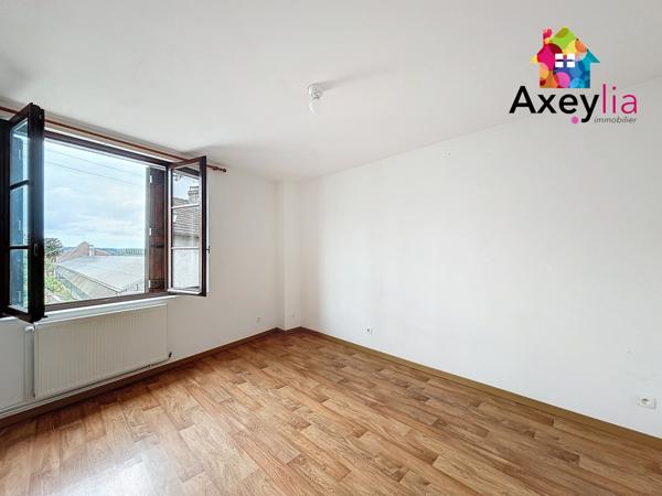 Marcigny (71110) A LOUER - CENTRE MARCIGNY - MAISON 4 CHAMBRES AVEC COURS ET PLACE DE PARKING PRIVATIVES