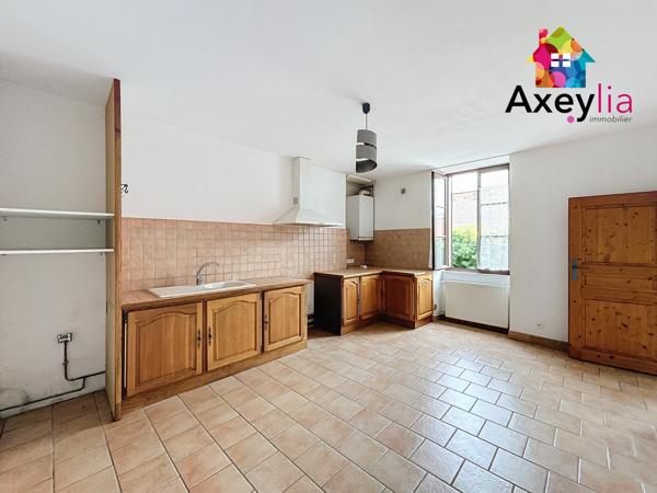 Marcigny (71110) A LOUER - CENTRE MARCIGNY - MAISON 4 CHAMBRES AVEC COURS ET PLACE DE PARKING PRIVATIVES