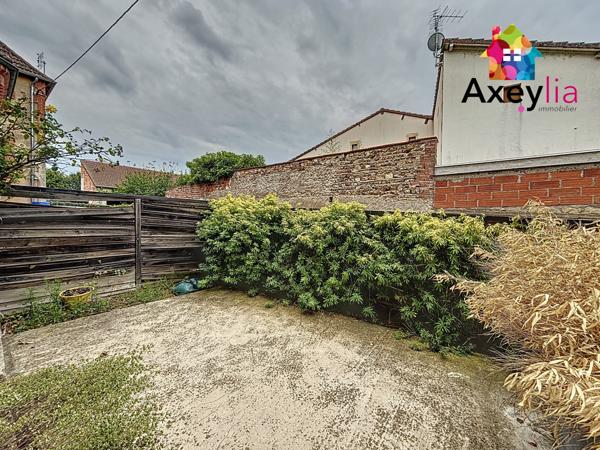 Marcigny (71110) A LOUER - CENTRE MARCIGNY - MAISON 4 CHAMBRES AVEC COURS ET PLACE DE PARKING PRIVATIVES