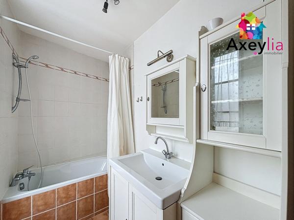 Marcigny (71110) A LOUER - CENTRE MARCIGNY - MAISON 4 CHAMBRES AVEC COURS ET PLACE DE PARKING PRIVATIVES