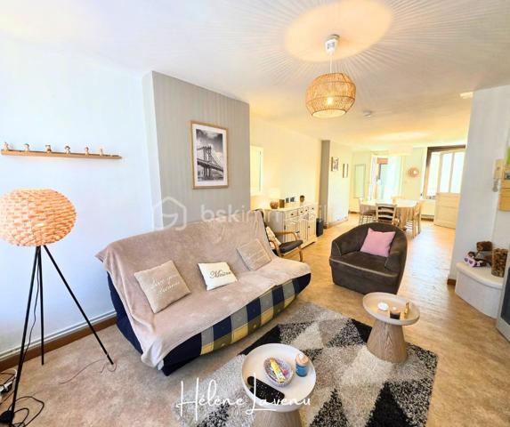 A VENDRE EN EXCLUSIVITE - LE PORTEL à deux pas de la mer.

Appartement situé au premier étage d'une petite copropriété de 4 logements, entre le centre ville et la plage de le Portel.
Le secteur est idéal et vous permet une vie piétonne, avec tous les commerces de proximité.
Logement adapté à ceux recherchant une résidence secondaire sur un secteur balnéaire, ou pour les personnes désireuses d'habiter Le Portel à l'année.
La copropriété accepte la location saisonnière.

Le logement, vous propose :
- un séjour-salon de plus de 30m²
- une cuisine aménagée séparée,
- une salle d'eau avec douche et wc,
- Une chambre, 
- Un bureau (ou autre espace de couchage )
- Le tout complété d'une terrasse ! 

Prestations techniques : 
- Chauffage individuel Gaz
- Production eau chaude par chaudière
- VMC auto-réglable
- Fenêtres PVC Double vitrage à isolation renforcée,
- DPE E ( 298 ) / GES E ( 64 )
- Absence d'anomalie sur diagnostic Gaz et Electrique
- Absence de plomb, et d'amiante.
- A ce jour, aucune charge de copropriété, copropriété syndic bénévole.

Contact & Visites : 06 37 49 25 17 
Hélène LAVENU