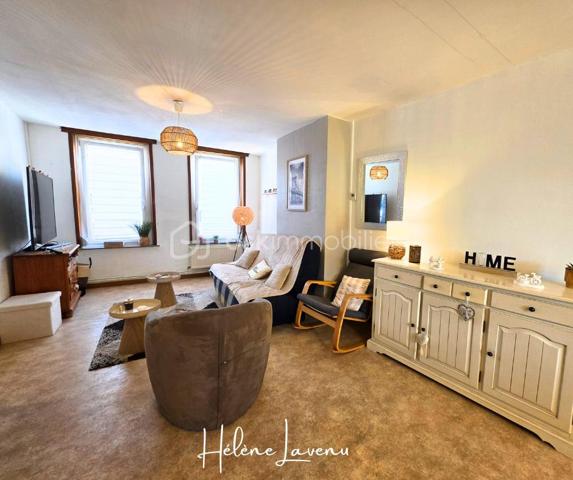 A VENDRE EN EXCLUSIVITE - LE PORTEL à deux pas de la mer.

Appartement situé au premier étage d'une petite copropriété de 4 logements, entre le centre ville et la plage de le Portel.
Le secteur est idéal et vous permet une vie piétonne, avec tous les commerces de proximité.
Logement adapté à ceux recherchant une résidence secondaire sur un secteur balnéaire, ou pour les personnes désireuses d'habiter Le Portel à l'année.
La copropriété accepte la location saisonnière.

Le logement, vous propose :
- un séjour-salon de plus de 30m²
- une cuisine aménagée séparée,
- une salle d'eau avec douche et wc,
- Une chambre, 
- Un bureau (ou autre espace de couchage )
- Le tout complété d'une terrasse ! 

Prestations techniques : 
- Chauffage individuel Gaz
- Production eau chaude par chaudière
- VMC auto-réglable
- Fenêtres PVC Double vitrage à isolation renforcée,
- DPE E ( 298 ) / GES E ( 64 )
- Absence d'anomalie sur diagnostic Gaz et Electrique
- Absence de plomb, et d'amiante.
- A ce jour, aucune charge de copropriété, copropriété syndic bénévole.

Contact & Visites : 06 37 49 25 17 
Hélène LAVENU