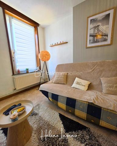 A VENDRE EN EXCLUSIVITE - LE PORTEL à deux pas de la mer.

Appartement situé au premier étage d'une petite copropriété de 4 logements, entre le centre ville et la plage de le Portel.
Le secteur est idéal et vous permet une vie piétonne, avec tous les commerces de proximité.
Logement adapté à ceux recherchant une résidence secondaire sur un secteur balnéaire, ou pour les personnes désireuses d'habiter Le Portel à l'année.
La copropriété accepte la location saisonnière.

Le logement, vous propose :
- un séjour-salon de plus de 30m²
- une cuisine aménagée séparée,
- une salle d'eau avec douche et wc,
- Une chambre, 
- Un bureau (ou autre espace de couchage )
- Le tout complété d'une terrasse ! 

Prestations techniques : 
- Chauffage individuel Gaz
- Production eau chaude par chaudière
- VMC auto-réglable
- Fenêtres PVC Double vitrage à isolation renforcée,
- DPE E ( 298 ) / GES E ( 64 )
- Absence d'anomalie sur diagnostic Gaz et Electrique
- Absence de plomb, et d'amiante.
- A ce jour, aucune charge de copropriété, copropriété syndic bénévole.

Contact & Visites : 06 37 49 25 17 
Hélène LAVENU