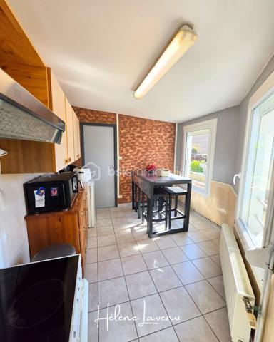 A VENDRE EN EXCLUSIVITE - LE PORTEL à deux pas de la mer.

Appartement situé au premier étage d'une petite copropriété de 4 logements, entre le centre ville et la plage de le Portel.
Le secteur est idéal et vous permet une vie piétonne, avec tous les commerces de proximité.
Logement adapté à ceux recherchant une résidence secondaire sur un secteur balnéaire, ou pour les personnes désireuses d'habiter Le Portel à l'année.
La copropriété accepte la location saisonnière.

Le logement, vous propose :
- un séjour-salon de plus de 30m²
- une cuisine aménagée séparée,
- une salle d'eau avec douche et wc,
- Une chambre, 
- Un bureau (ou autre espace de couchage )
- Le tout complété d'une terrasse ! 

Prestations techniques : 
- Chauffage individuel Gaz
- Production eau chaude par chaudière
- VMC auto-réglable
- Fenêtres PVC Double vitrage à isolation renforcée,
- DPE E ( 298 ) / GES E ( 64 )
- Absence d'anomalie sur diagnostic Gaz et Electrique
- Absence de plomb, et d'amiante.
- A ce jour, aucune charge de copropriété, copropriété syndic bénévole.

Contact & Visites : 06 37 49 25 17 
Hélène LAVENU