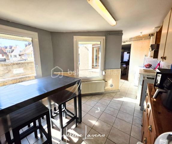 A VENDRE EN EXCLUSIVITE - LE PORTEL à deux pas de la mer.

Appartement situé au premier étage d'une petite copropriété de 4 logements, entre le centre ville et la plage de le Portel.
Le secteur est idéal et vous permet une vie piétonne, avec tous les commerces de proximité.
Logement adapté à ceux recherchant une résidence secondaire sur un secteur balnéaire, ou pour les personnes désireuses d'habiter Le Portel à l'année.
La copropriété accepte la location saisonnière.

Le logement, vous propose :
- un séjour-salon de plus de 30m²
- une cuisine aménagée séparée,
- une salle d'eau avec douche et wc,
- Une chambre, 
- Un bureau (ou autre espace de couchage )
- Le tout complété d'une terrasse ! 

Prestations techniques : 
- Chauffage individuel Gaz
- Production eau chaude par chaudière
- VMC auto-réglable
- Fenêtres PVC Double vitrage à isolation renforcée,
- DPE E ( 298 ) / GES E ( 64 )
- Absence d'anomalie sur diagnostic Gaz et Electrique
- Absence de plomb, et d'amiante.
- A ce jour, aucune charge de copropriété, copropriété syndic bénévole.

Contact & Visites : 06 37 49 25 17 
Hélène LAVENU