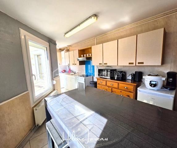 A VENDRE EN EXCLUSIVITE - LE PORTEL à deux pas de la mer.

Appartement situé au premier étage d'une petite copropriété de 4 logements, entre le centre ville et la plage de le Portel.
Le secteur est idéal et vous permet une vie piétonne, avec tous les commerces de proximité.
Logement adapté à ceux recherchant une résidence secondaire sur un secteur balnéaire, ou pour les personnes désireuses d'habiter Le Portel à l'année.
La copropriété accepte la location saisonnière.

Le logement, vous propose :
- un séjour-salon de plus de 30m²
- une cuisine aménagée séparée,
- une salle d'eau avec douche et wc,
- Une chambre, 
- Un bureau (ou autre espace de couchage )
- Le tout complété d'une terrasse ! 

Prestations techniques : 
- Chauffage individuel Gaz
- Production eau chaude par chaudière
- VMC auto-réglable
- Fenêtres PVC Double vitrage à isolation renforcée,
- DPE E ( 298 ) / GES E ( 64 )
- Absence d'anomalie sur diagnostic Gaz et Electrique
- Absence de plomb, et d'amiante.
- A ce jour, aucune charge de copropriété, copropriété syndic bénévole.

Contact & Visites : 06 37 49 25 17 
Hélène LAVENU