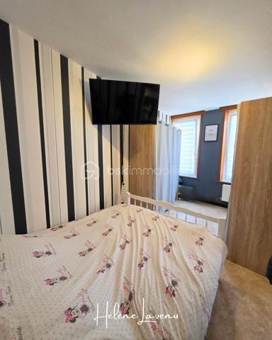 A VENDRE EN EXCLUSIVITE - LE PORTEL à deux pas de la mer.

Appartement situé au premier étage d'une petite copropriété de 4 logements, entre le centre ville et la plage de le Portel.
Le secteur est idéal et vous permet une vie piétonne, avec tous les commerces de proximité.
Logement adapté à ceux recherchant une résidence secondaire sur un secteur balnéaire, ou pour les personnes désireuses d'habiter Le Portel à l'année.
La copropriété accepte la location saisonnière.

Le logement, vous propose :
- un séjour-salon de plus de 30m²
- une cuisine aménagée séparée,
- une salle d'eau avec douche et wc,
- Une chambre, 
- Un bureau (ou autre espace de couchage )
- Le tout complété d'une terrasse ! 

Prestations techniques : 
- Chauffage individuel Gaz
- Production eau chaude par chaudière
- VMC auto-réglable
- Fenêtres PVC Double vitrage à isolation renforcée,
- DPE E ( 298 ) / GES E ( 64 )
- Absence d'anomalie sur diagnostic Gaz et Electrique
- Absence de plomb, et d'amiante.
- A ce jour, aucune charge de copropriété, copropriété syndic bénévole.

Contact & Visites : 06 37 49 25 17 
Hélène LAVENU