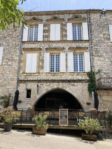 Belle maison de village avec activité commerciale au RDC