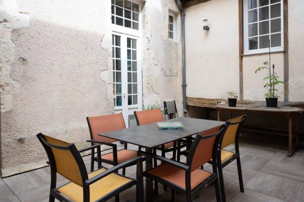 Belle maison de village avec activité commerciale au RDC