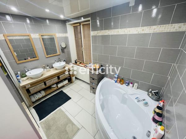 Maison
         5 pièces
        - 157 m² 244 000 € *