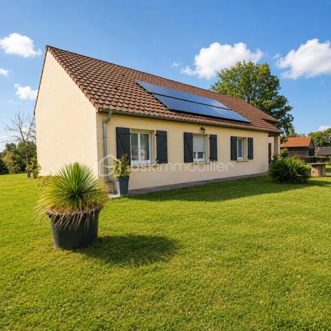 À découvrir sans tarder : joli pavillon récent construit dans les années 2000, parfaitement entretenu et prêt à accueillir une famille. Ici, aucun travaux à prévoir : vous n’aurez plus qu’à poser vos valises.
Offrant une généreuse surface habitable d’environ 166 m², cette maison séduit par ses volumes confortables et sa luminosité. Le vaste salon/séjour de 55 m² constitue un véritable espace de vie convivial et chaleureux. La cuisine équipée, dont le mobilier reste en place, bénéficie d’un accès direct à la terrasse exposée plein sud grâce à une porte-fenêtre battante.
Côté nuit, vous profiterez de 4 belles chambres de 13 à 15 m² chacune. Une grande salle de bain baignée de lumière naturelle complète l’ensemble avec double vasque, douche et baignoire.
À l’extérieur, la terrasse avec pergola équipée de stores latéraux électriques permet de profiter pleinement des beaux jours dans un cadre agréable et intimiste.
Le sous-sol complet, d’une surface équivalente à celle de l’habitation, offre de nombreuses possibilités : stationnement de plusieurs véhicules, atelier, bricolage ou espace de rangement.
Prestations et équipements :
•	Fenêtres PVC double vitrage
•	Volets roulants électriques
•	Système d’alarme
•	Porte de garage sectionnelle motorisée
•	Portail coulissant motorisé
•	Pergola avec stores latérales électriques
•	Assainissement individuel
Concernant le chauffage, la maison dispose d’un poêle à granulés comme mode de chauffage avec une consommation d’environ 1,5 tonne/an, complété par un chauffage central au fioul pour la production d’eau chaude, avec une consommation très modérée d’environ 1000 litres sur 3 ans.
Taxe foncière : environ 900 € par an.
La toiture est en bon état général et l’installation électrique date de moins de 20 ans.
Un robot tondeuse récent (1 saison d’utilisation) peut également rester avec le bien.
Une maison fonctionnelle, économique et confortable, idéale pour une famille en quête de tranquillité et d’espace.
DPE C