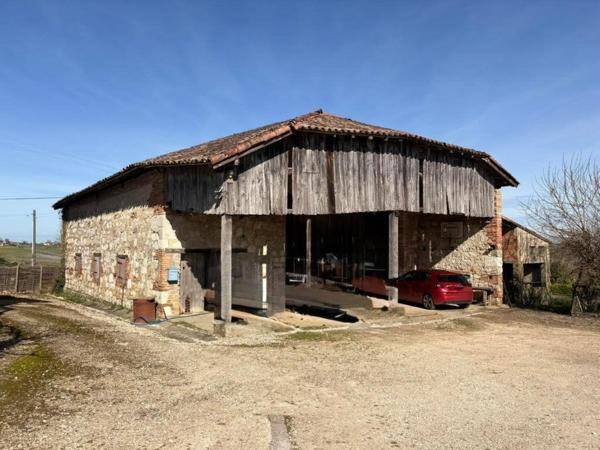 Maison rénovée avec studio indépendant, grand hangar et vue dominante