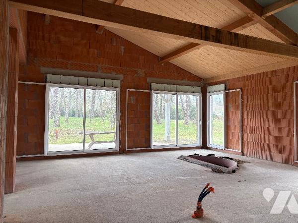 Magnifique réalisation à finir de s'approprier ! Plain-pied, quartier prisé, jardin arboré !