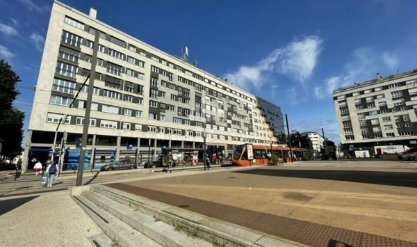 A LOUER : PLATEAU DE BUREAUX DE 296,94 M² AVEC UN STATIONNEMENT ET DEUX RESERVES
