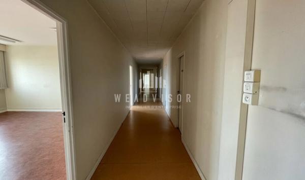 A LOUER : PLATEAU DE BUREAUX DE 296,94 M² AVEC UN STATIONNEMENT ET DEUX RESERVES